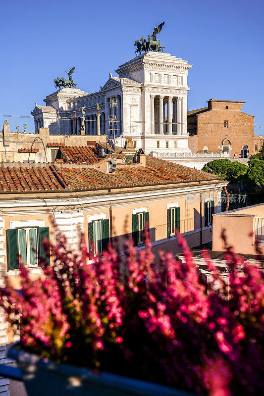 从罗马Altare della Patria国家纪念碑的屋顶上观看